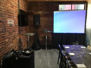 Переносной проектор с экраном на треноге