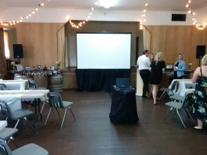 Переносной проектор с экраном на треноге