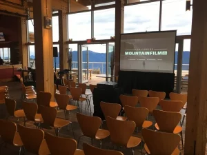 Переносной проектор с экраном на треноге