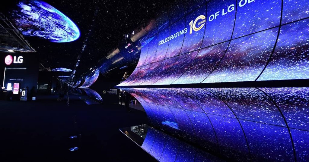 Инсталляция из изогнутых экранов LG на выставке CES 2023