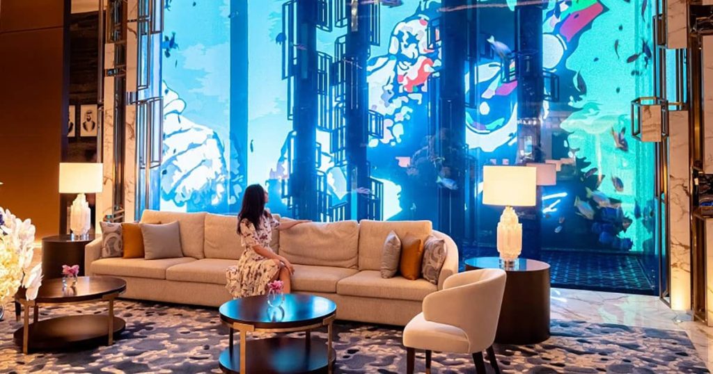 Экраны Samsung поражают гостей роскошного отеля Atlantis The Royal в Дубае